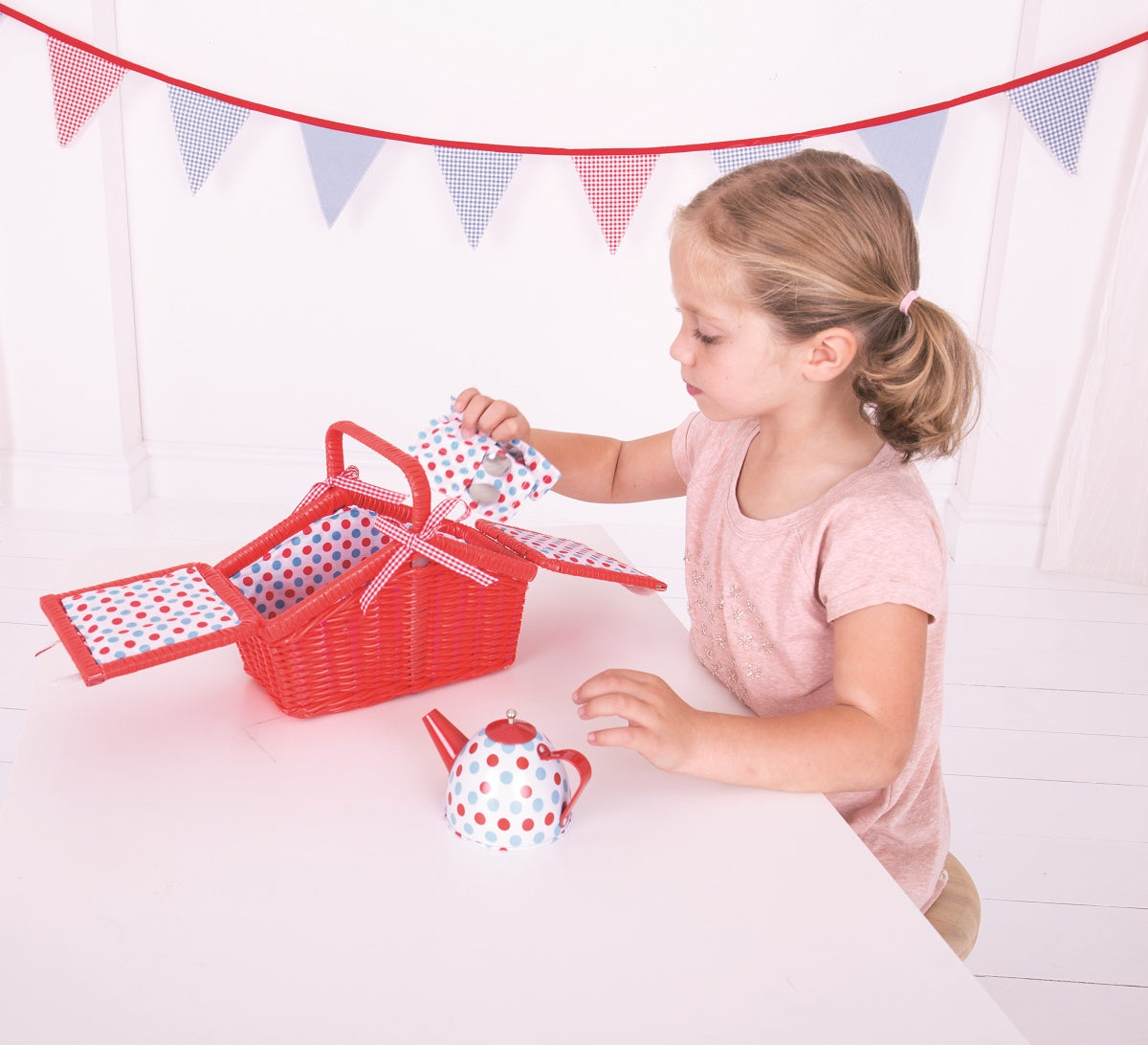 Spotted Picnic Basket Tea Set