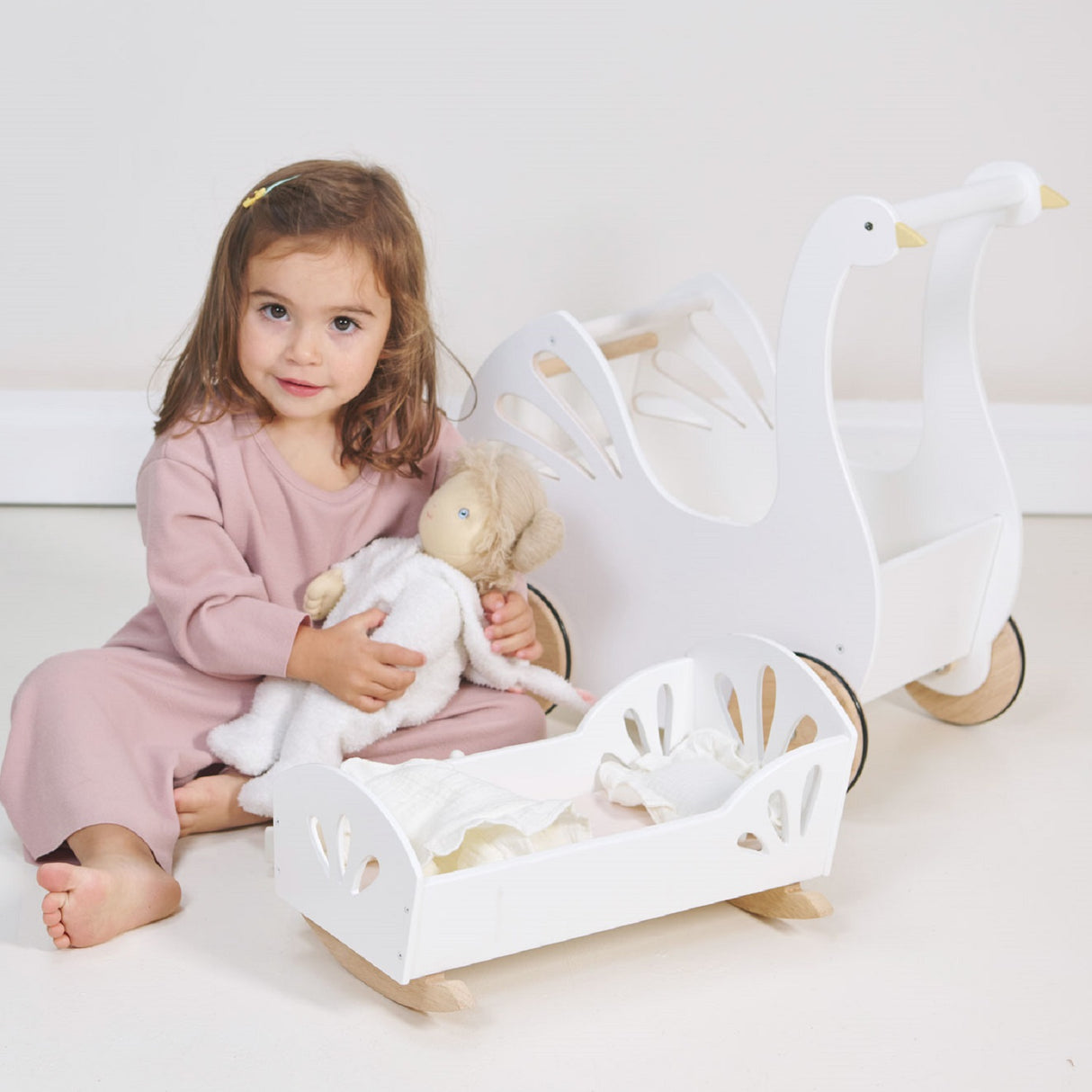 Sweet Swan Dolly Bed